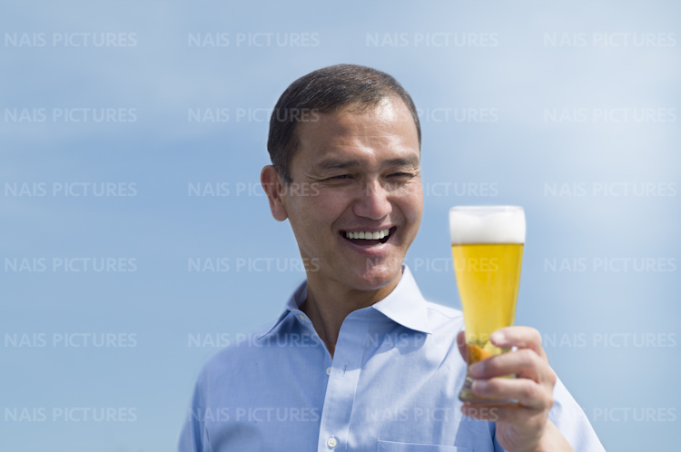 drinking beer under blue sky